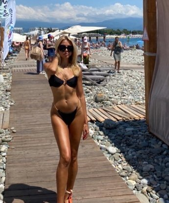 💋 Отдашься мне на пару часов, и я покажу тебе настоящее наслаждение и безудержную страсть. Можешь полностью расслабиться и довериться моим магическим рукам, которые точно знают, как доставить удовольствие.
📸 В моем арсенале есть множество откровенных фото – сиськи, попка и соблазнительное лицо! Гарантирую, что я выгляжу не хуже, чем на фотографиях. Так что встречаешься со мной, ты точно не разочаруешься.
🌇 Живу в Москве, самом пульсирующем и загадочном городе. Именно здесь я готова воплотить все твои фантазии в реальность. Забудь о рутине и окунись в мир сексуальных наслаждений со мной. Только для тебя! 💕 Милана