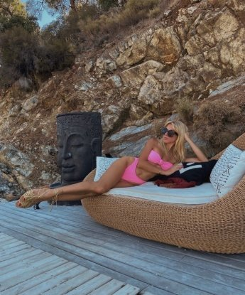 💋 Отдашься мне на пару часов, и я покажу тебе настоящее наслаждение и безудержную страсть. Можешь полностью расслабиться и довериться моим магическим рукам, которые точно знают, как доставить удовольствие.
📸 В моем арсенале есть множество откровенных фото – сиськи, попка и соблазнительное лицо! Гарантирую, что я выгляжу не хуже, чем на фотографиях. Так что встречаешься со мной, ты точно не разочаруешься.
🌇 Живу в Москве, самом пульсирующем и загадочном городе. Именно здесь я готова воплотить все твои фантазии в реальность. Забудь о рутине и окунись в мир сексуальных наслаждений со мной. Только для тебя! 💕 Милана